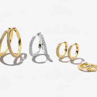Sif Jakobs Ellera Creolen vergoldet getragen – Medio, Grande und Piccolo im Größenvergleich, 18K Gold