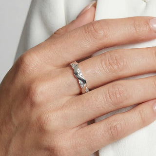 Sif Jakobs Ellera Waves Altro Ring – Wellenform mit handgefassten weißen Zirkonia