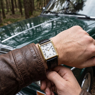 Dugena Quadra Classica 4460726 am Handgelenk zu einer braunen Lederjacke, im Hintergrund ein grünes Auto