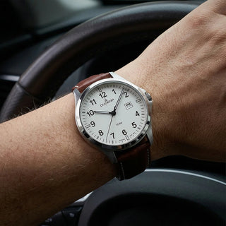 Dugena Boston Herrenuhr 4460990 am Handgelenk mit weißem Zifferblatt, Datumsanzeige und braunem Lederband