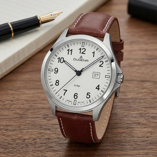 Dugena Boston Herrenuhr 4460990 mit weißem Zifferblatt und braunem Lederband auf einer Holzfläche neben einem Füllhalter