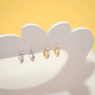 NOA Kids Kinder-Creolen aus vergoldetem 925 Silber mit rosa, pinken und weißen Zirkonia im Detail